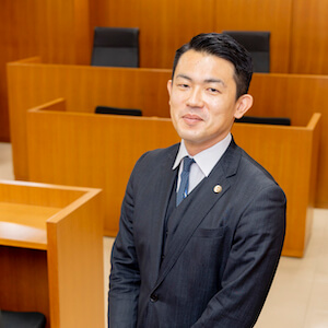 浅川弁護士の顔写真