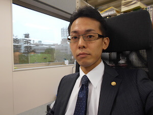 加藤弁護士の顔写真