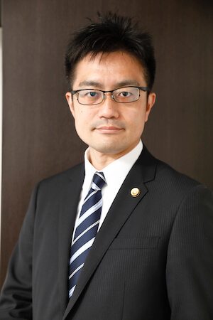 藤原弁護士の顔写真