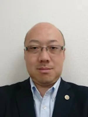 及川弁護士の顔写真